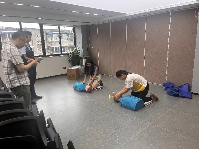 一群人在房間里

中度可信度描述已自動(dòng)生成